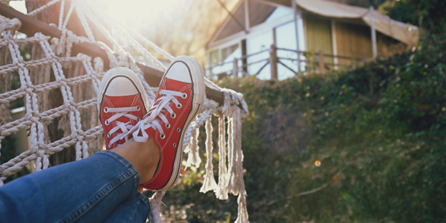 Cropped,shot,of,female,feet,lying,on,the,net,hammock